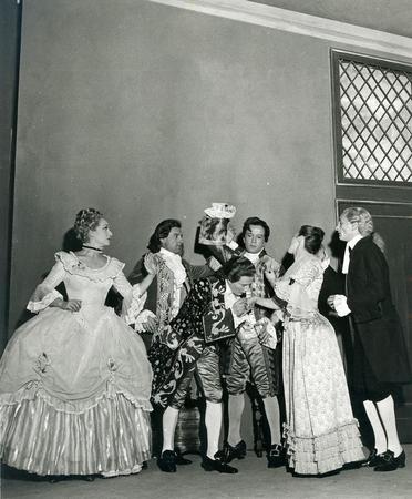 Una scena, da sinistra Gabriella Giacobbe, Carlo Enrici, Vittorio Di Giuro bacia la mano a Lucia Catullo, Leonardo Cortese col pugno in alto, Gioanni Bosso