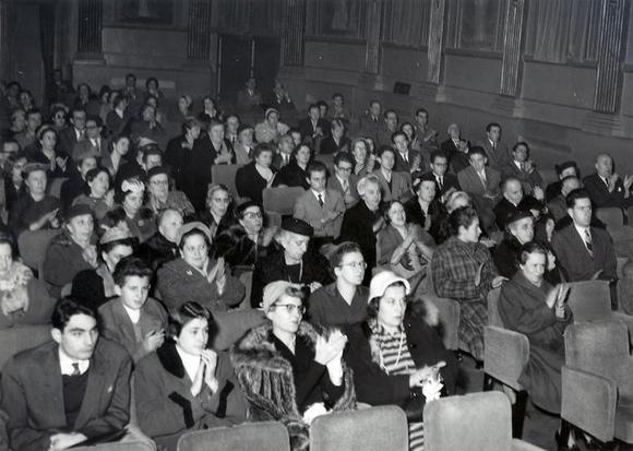Pubblico in sala al Gobetti per la prima di Liolà, 11 genn. 1957