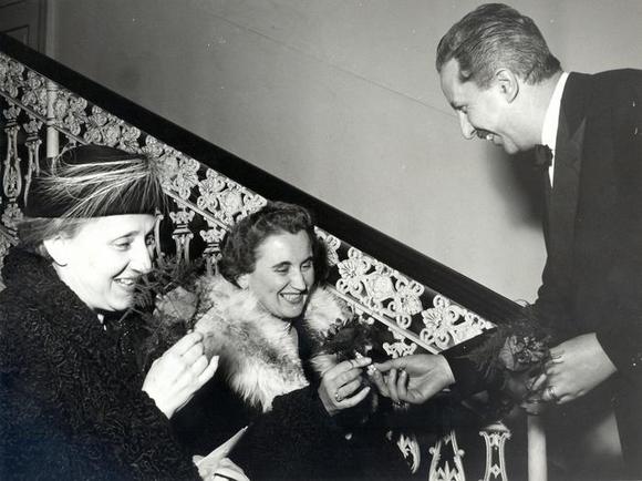 Nico Pepe accogli e il pubblico alla prima di Liolà, 11 genn. 1957