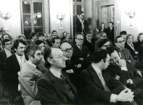 In prima fila da sinistra si riconoscono Aldo Trionfo, Ugo Perone, Rolando Picchioni, in seconda fila a sinistra Nuccio Messina, in quarta fila a sinistra Osvaldo Guerrieri