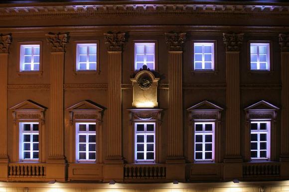 La facciata del Teatro illuminata