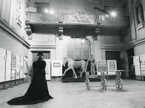 Sullo sfondo il cavallo di Ceroli e il costume di Enrico Job per Riccardo III (1967/68), regia di Luca Ronconi