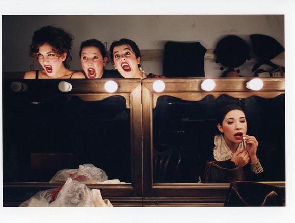 Il camerino. in piedi dietro lo specchio Giorgia Cardaci, Caterina Carpio, Cristina Odasso. Seduta Valentina Virando