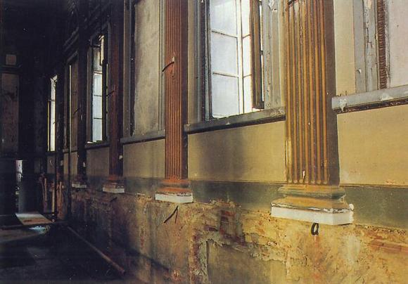 Le pareti della sala prima del restauro