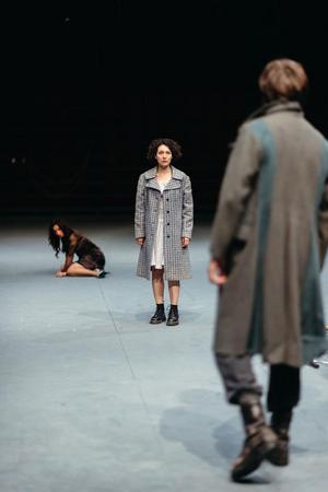 in fondo Arianna Scommegna, Giordana Faggiano, di spalle Giovanni Calcagno