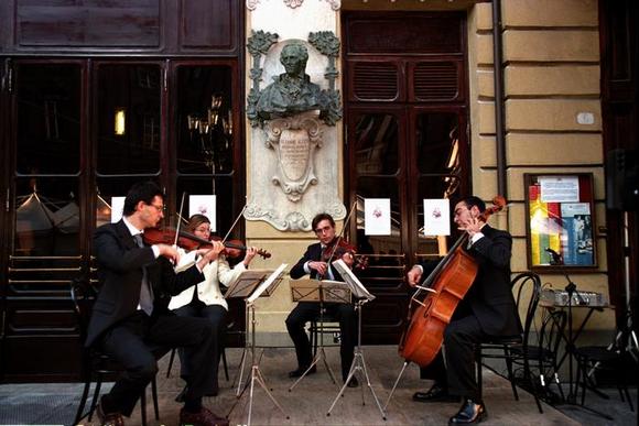 il quartetto d’archi composto da Fulvio Raduano (violino), Cora Raduano (violino), Adrian Pinzaru (viola), Antonino Puliafito (violoncello).