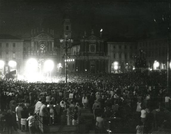 Piazza San Carlo gremita di pubblico, il palco sulla sinistra