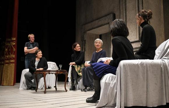 Dario Iubatti, Orietta Notari, Ilaria Falini, Maria Paiato, di spalle Mariangela Granelli, Francesca Agostini