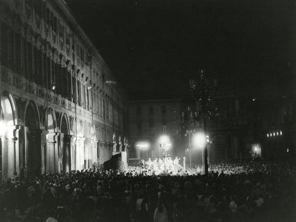 Piazza San Carlo gremita di pubblico, il palco sulla sinistra