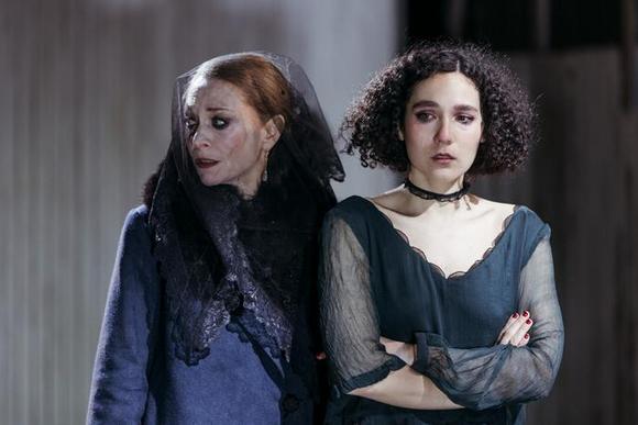 da sinistra Sara Bertelà, Giordana Faggiano durante le prove dello spettacolo
