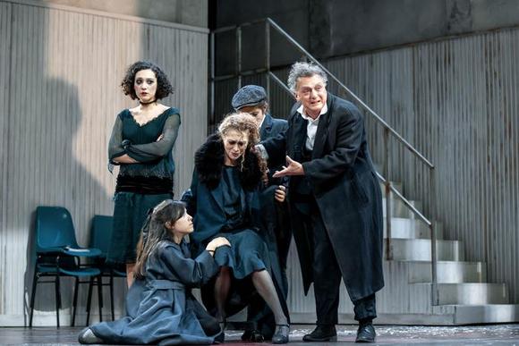 da sinistra Giordana Faggiano, Sara Bertelà, Valerio Binasco e due allieve della Scuola per Attori del Teatro Stabile di Torino