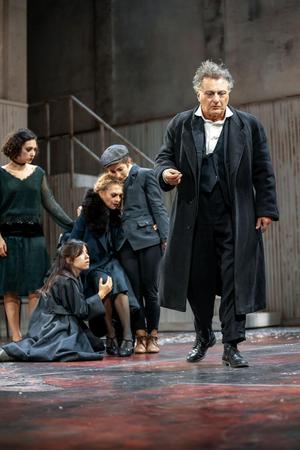 Valerio Binasco e dietro, da sinistra, Giordana Faggiano, Sara Bertelà e due allieve della Scuola per Attori del Teatro Stabile di Torino