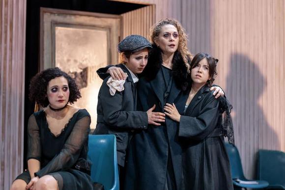 da sinistra Giordana Faggiano, Sara Bertelà e due allieve della Scuola per Attori del Teatro Stabile di Torino