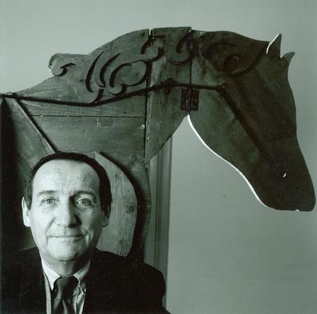 Guido Davico Bonino posa davanti al Cavallo di Mario Ceroli per il Riccardo III (1967/68)