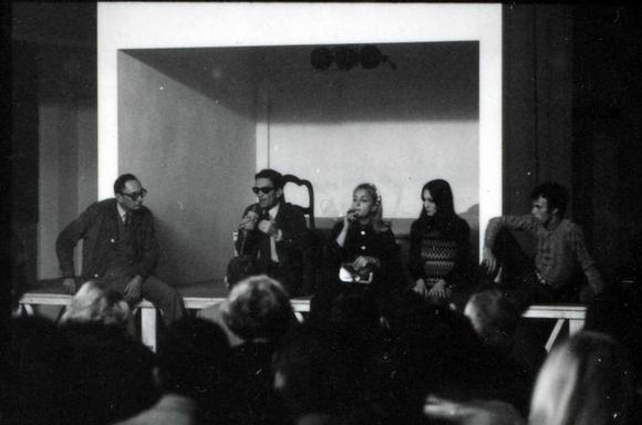 Da sinistra: Gian Renzo Morteo, Pier Paolo Pasolini, Laura Betti, Nelide Giammarco, Luigi Mezzanotte