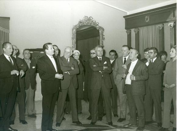 Il sindaco di Cuneo accoglie la compagnia al Teatro Toselli (13 gennaio 1970). Si riconoscono Carlo Trabucco, Nello Streri, Santo Versace, Erminio Macario, Nuccio Messina e Angela Cavo