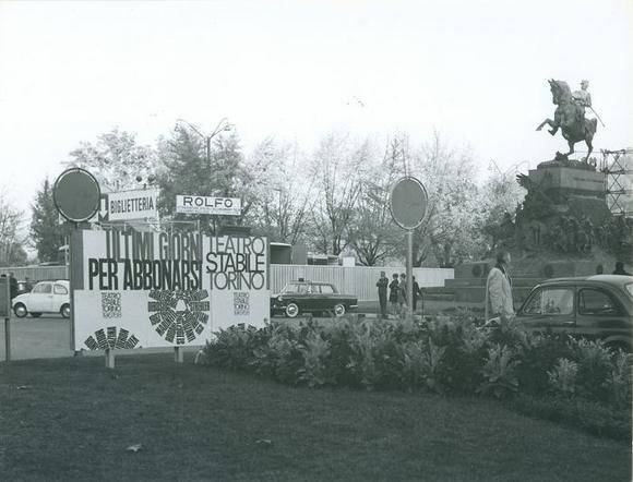 Cartellone nel parco del Valentino vicino al palazzo di Torino Esposizioni e al monumento equestre ad Amedeo di Savoia