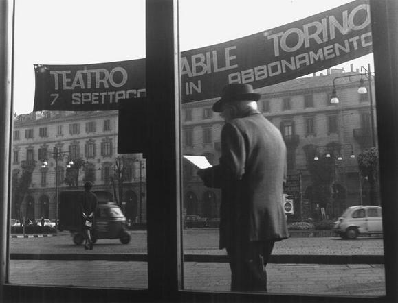 Striscione in piazza XVIII dicembre, davanti alla stazione di Porta Susa