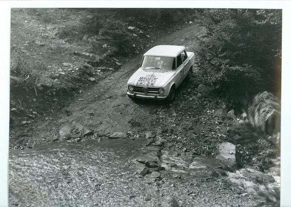 Pubblicità su una Alfa Romeo Giulia in un rally