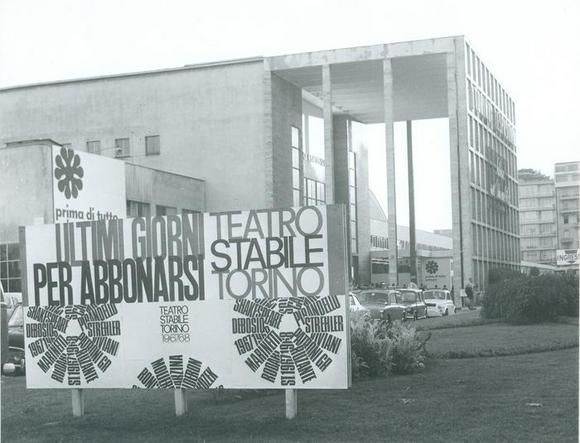 Cartellone nel parco del Valentino vicino al palazzo di Torino Esposizioni