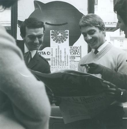 Giovani di fronte alla locandina di stagione