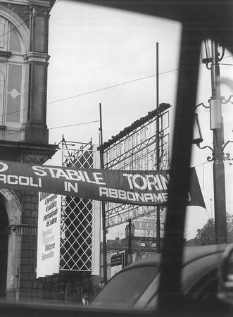 Striscione in piazza XVIII dicembre, davanti alla stazione di Porta Susa