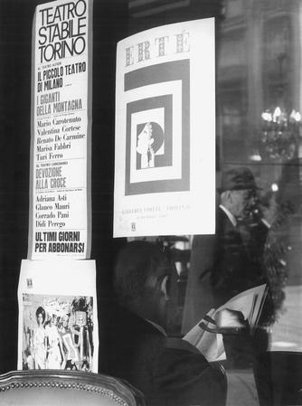 Locandina su una vetrina di un bar: I giganti della montagna,  regia di Giorgio Strehler, ospite nel cartellone TST, Teatro Alfieri, 6 ottobre 1967 e Commedia famosa della devozione alla croce, regia di Gianfranco De Bosio, produzione TST, Teatro Carignano, 29 settembre 1967