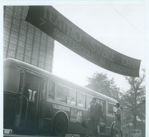 Striscione in piazza XVIII dicembre, davanti al Grattacielo RAI di via Cernaia