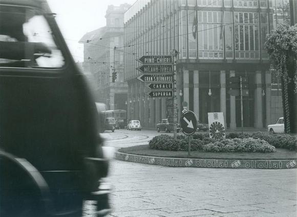 Manifesto nell'aiula centrale di XVIII dicembre, davanti al Grattacielo Rai di via Cernaia