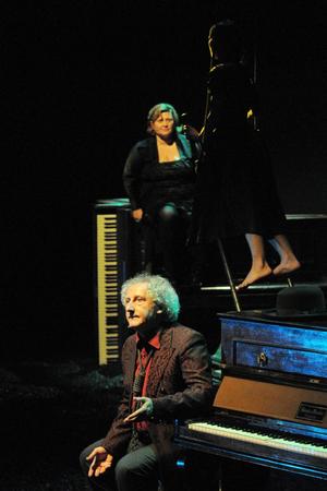 In primo piano Eugenio Allegri