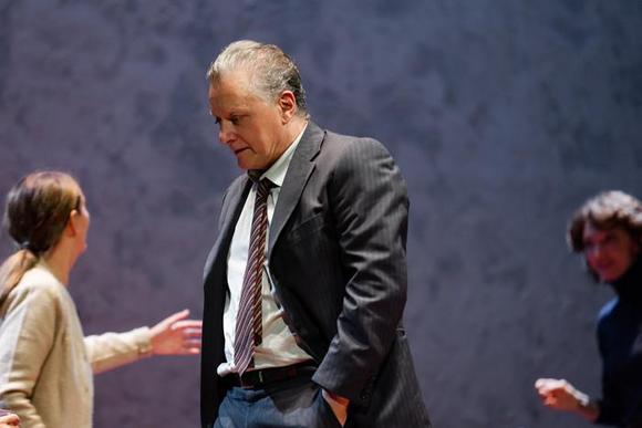 FRAGOLA E PANNA in primo piano Valerio Binasco, dietro da sinistra Daria Deflorian, Giorgia Senesi