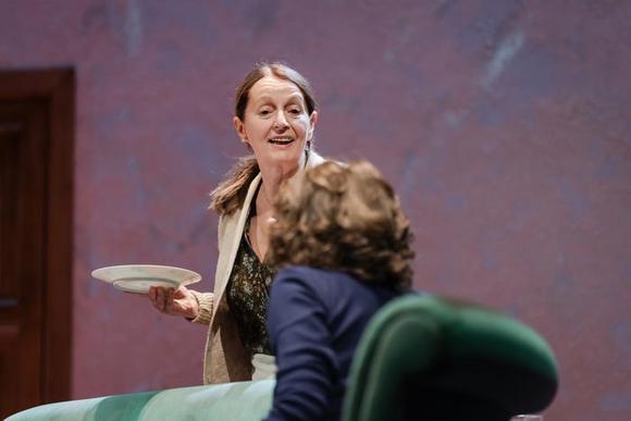 FRAGOLA E PANNA in piedi Daria Deflorian, di schiena Giorgia Senesi