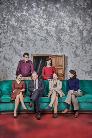 da sinistra in piedi Nanni Moretti, Arianna Pozzoli. Da sinistra seduti Alessia Giuliani, Valerio Binasco, Daria Deflorian, Giorgia Senesi 