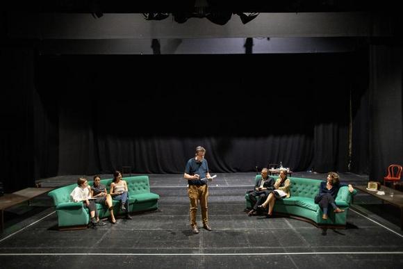 da sinistra Martina Badiluzzi (assistente alla regia), Alessia Giuliani, Arianna Pozzoli, Nanni Moretti, Valerio Binasco, Daria Deflorian, Giorgia Senesi durante le prove