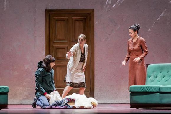 FRAGOLA E PANNA da sinistra Arianna Pozzoli, Daria Deflorian, Alessia Giuliani