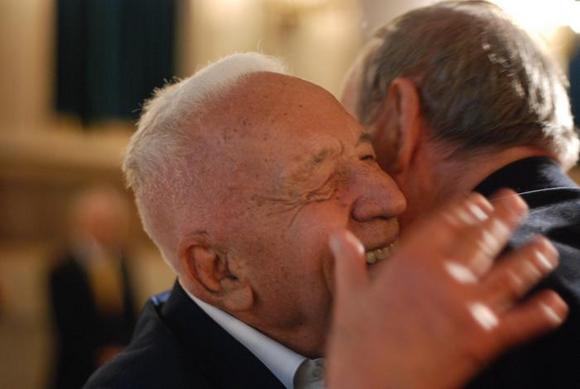 Gianfranco De Bosio abbraccia Guido Davico Bonino