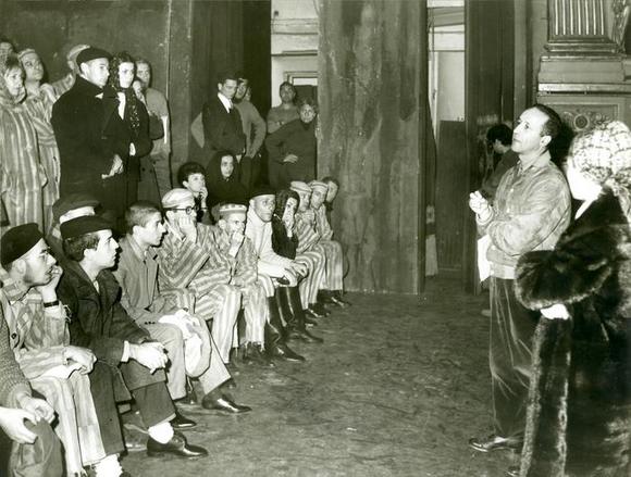 Gianfranco De Bosio con gli attori al Teatro Gobetti