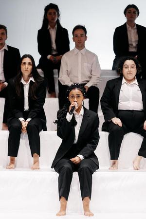 In primo piano Hana Daneri, da sinistra in prima fila Sara Gedeone, Francesco Halupca, Maria Teresa Castello, in seconda fila Martina Montini, Maria Trenta