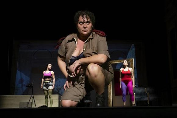 sul fondo Alice Spisa, Marta Pizzigallo. In primo piano Francesca Turrini