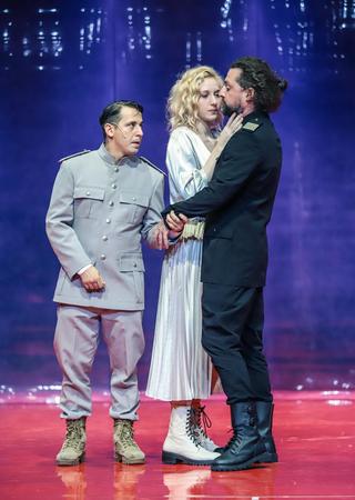 Lehel Kovács (Iago), Vivien Rujder (Desdemona), Barna Bányai Kelemen (Otello)