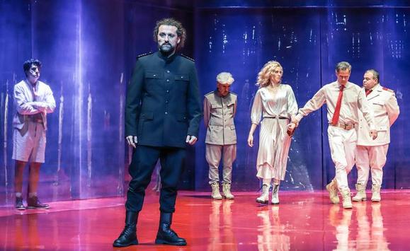 davanti: Barna Bányai Kelemen (Otello). Dietro, da sinistra: Benjámin Lengyel (Rodrigo), Vilmos Vajdai (Montano), Vivien Rujder (Desdemona), Péter Takátsy (Brabanzio), Ferenc Elek (Lodovico)