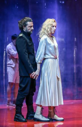 davanti: Barna Bányai Kelemen (Otello), Vivien Rujder (Desdemona)