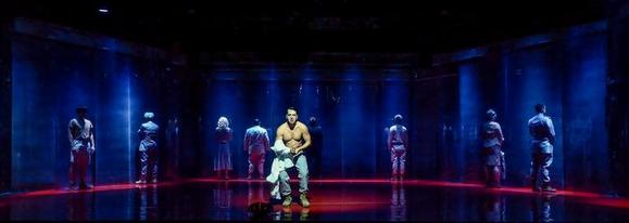 davanti: Lehel Kovács (Iago). Di spalle: la Compagnia