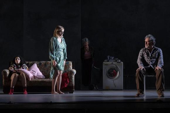 Giordana Faggiano, Isabella Ferrari, Pamela Villoresi (sul fondo), Michele Di Mauro