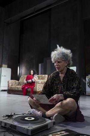 Pamela Villoresi (in primo piano), Giordana Faggiano (dietro)