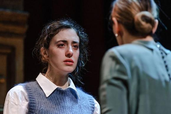 Decilia Bertozzi e di spalle Daria Deflorian