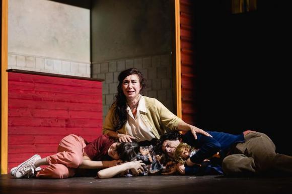 da sinistra Dalila Reas (Jessica Sosa), Arianna Scommegna (Lourdes Grynberg), Michele Puleio (Guido Sosa)