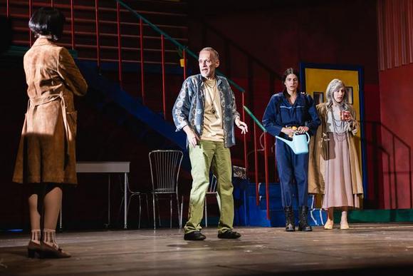 da sinistra Francesca Osso (Rosa Lozano, di spalle), Jurij Ferrini (Emilio Sebrjakovich), Viola Marietti (Melina Trelles), Elisabetta Mazzullo (Elyse Bernard)