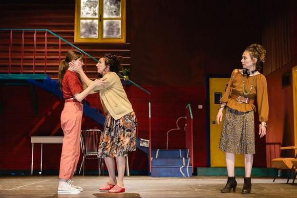 da sinistra Dalila Reas (Jessica Sosa), Arianna Scommegna (Lourdes Grynberg), Elisabetta Mazzullo (Susana Lastri)