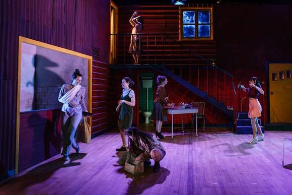 da sinistra Lucia Limonta, Francesca Osso, Arianna Scommegna (in alto), Simona Bordasco (davanti), Elisabetta Mazzullo, Dalila Reas